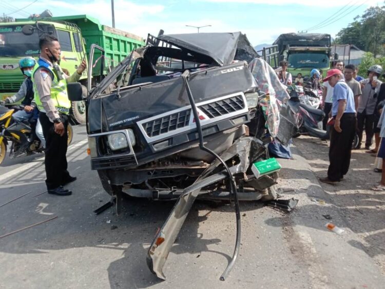 Hindari Pemotor, Mobil Pikap Seruduk Ekor Truk "Penumpang Tewas Terjepit" 1 KECELAKAAN— Polisi melakukan olah TKP kecelakaan mobil pikap L300 yang menabrak bagian belakang truk. Akibat kejadian itu, satu orang penumpang mobil pikap tewas terjepit.
