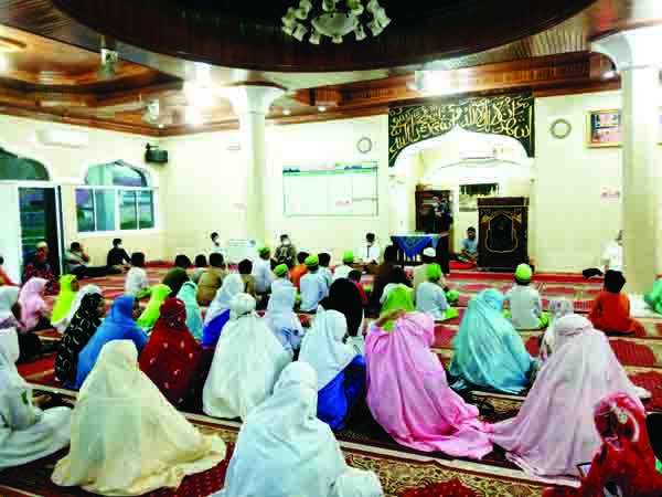 PESANTREN RAMADHAN— Anak-anak tingkat SD dan SMP yang mengikuti Pesantren Ramadhan dengan penerapan protokol kesehatan Covid-19 di Masjid Nur El Hidayah, Kelurahan Seberang Padang, Kecamatan Padang Selatan.