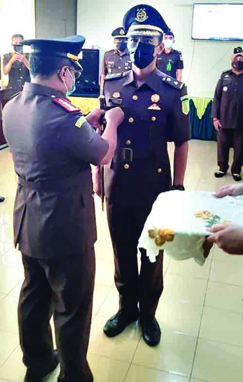 SEMATKAN LENCANA— Kepala Kejaksaan Negeri (Kajari) Padang, Ranu Subroto, menyematkan lencana, kepada Kasi Intelijen yang baru, Roni Saputra pada acara pelantikan di Kejaksaan Negeri Padang, Selasa (20/4).