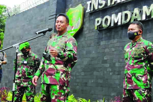 BERIKAN KETERANGAN— Kepala Staf Angkatan Darat (Kasad) Jenderal TNI Andika Perkasa saat memberikan keterangan pers di Pomdam Jaya, Jakarta, Selasa 20 4 2021.