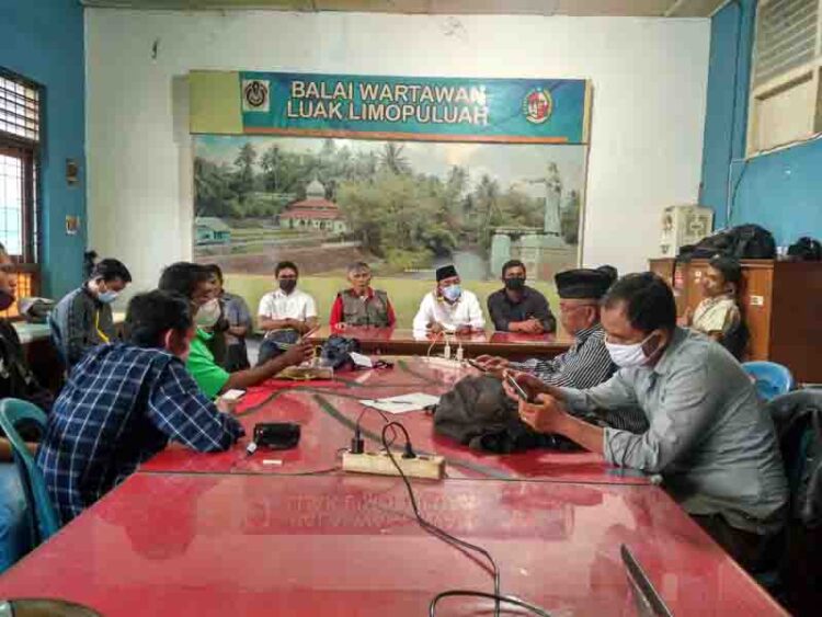 SILATURAHMI— H.Chairul Anwar bersilaturahmi dengan wartawan di BW untuk menyampaikan maksud hati maju di kancah perpolitikan 2024 di Kota Payakumbuh.