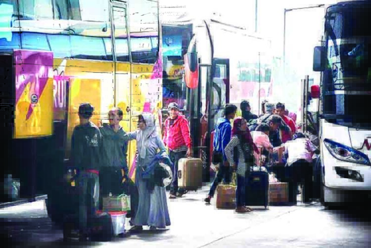 MUDIK LEBIH AWAL— Sejumlah warga Jakarta sudah mencuri star alias mudik lebih awal ke sejumlah pulau di Jawa dan Sumatera. Terlihat penumpang menunggu keberangkatan untuk pulang ke kampung halaman.