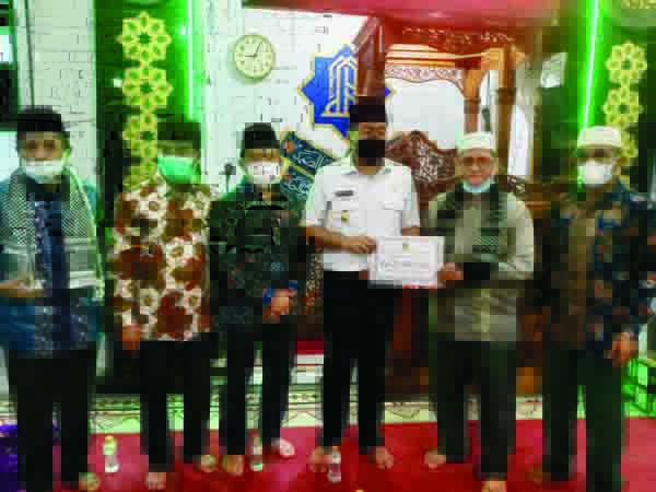 Serahkan Bantuan— Wagub Audy Joinaldy menyerahkan bantuan kepada pengurus Masjid Raya Gantiang.