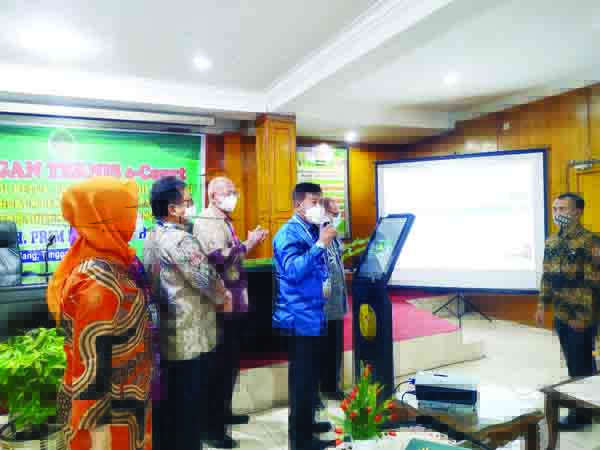 LAUNCHING APLIKASI— Kepala Litbang Kumdil Makamah Agung (MA) RI, Dr.Zarof Ricar, bersama dengan Ketua Pengadilan Tinggi Padang, Dr.H.Amril, mencoba dua aplikasi terbaru yang diluncurkan secara resmi, yakni Sipedang dan Simpatik, Kamis (22/4).