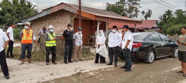 PENGASPALAN JALAN— Bupati Padangpariaman Suhatri Bur meninjau pengaspalan jalan di Kenagarian Singguling menuju Pasie Laweh.