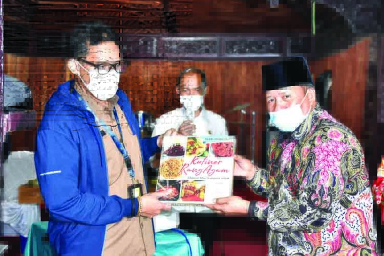 Buku kuliner Kabupaten Agam diserahkan Bupati  Andri Warman kepada Menparekraf RI Sandiaga Salahuddin Uno.