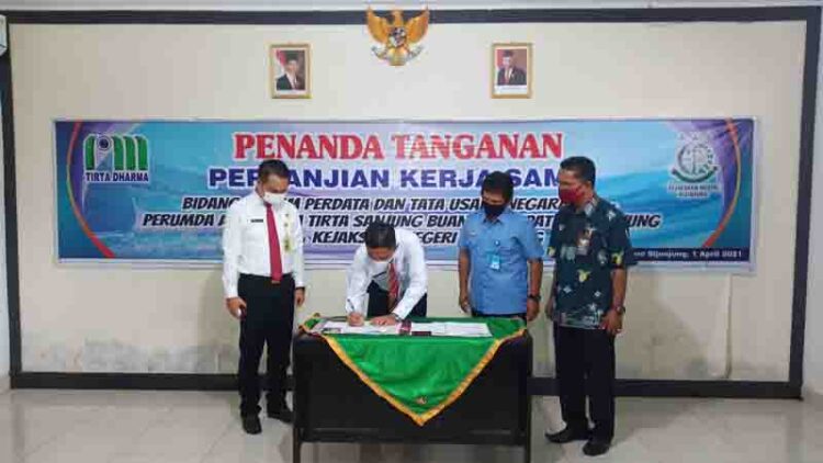 TEKEN KERJA SAMA— Penandatanganan perjanjian kerja sama bidang Perdata dan Tata Usaha Negara (Datun) antara Perumda Air Minum Tirta Sanjung Buana dengan Kejari Sijunjung.