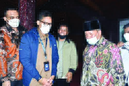 BERSAMA MENPAREKRAF— Bupati Agam Andri Warman di hadapan Menparekraf Sandiango Udo menyebutkan akan menangani KJA sebagai langkah awal dalam rencana  pembangunan Cable Car.