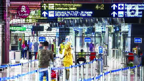 Rakyat Dilarang Mudik, Ratusan WNA Asal India Justru Bebas Masuk RI 1 SITUASI —Terlihat situasi Bandara Soekarno-Hatta saat kedatangan warga negara asing (WNA) asal India melalui Bandara Soekarno-Hatta pada 21 April 2021 lalu.