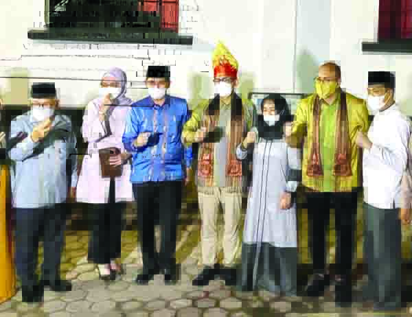 FOTO BERSAMA— Menparekraf Sandiaga Uno, anggota DPR RI  Andre Rosiade berfoto bersama dengan Wako Sawahlunto Deri Asta saat berkunjung ke kota arang tersebut, Kamis (22/4) lalu.