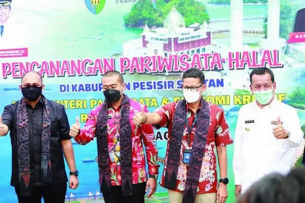 Sandiaga Uno Janji Kembangkan KEK Bukit Ameh Mandeh "Paradise of the Soul" 1 Menteri Pariwisata dan Ekonomi Kreatif (Menparekraf) RI, Sandiaga Uno dan Bupati Pessel Rusma Yul Anwar.