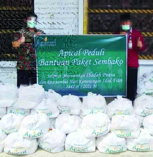 PAKET SEMBAKO— PT Padang Raya Cakrawala Apical memberikan 250 paket sembako dalam program ”Apical Peduli” di sekitar lingkungan perusahaan di tiga lokasi.