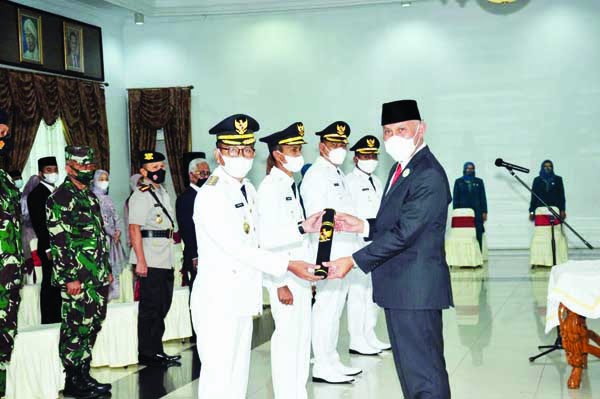 Bupati Solsel H Khairunnas menerima SK dari Gubernur Sumatera Barat Mahyeldi.