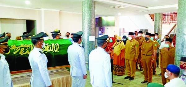 UPACARA PELEPASAN JENAZAH— Pelepasan jenazah Pamong Senior Rusdi Lubis ke tempat peristirahatan terakhir, dipimpin langsung oleh Gubernur Sumbar Mahyeldi Ansharullah dan Wakil Gubernur Audy Joinaldy, Selasa (27/4), di Kantor Gubernur.