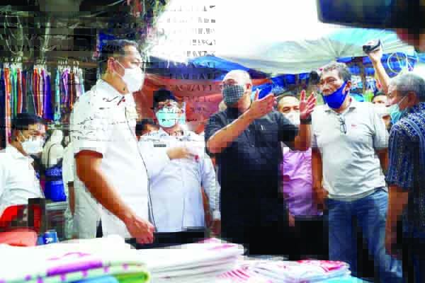 DAMPINGI MENTERI— Anggota DPR RI Andre Rosiade saat mendampingi Menteri Perdagangan M Lutfi bersama Wako Padang Hendri Septa meninjau Pasar Raya Padang, beberapa waktu lalu.