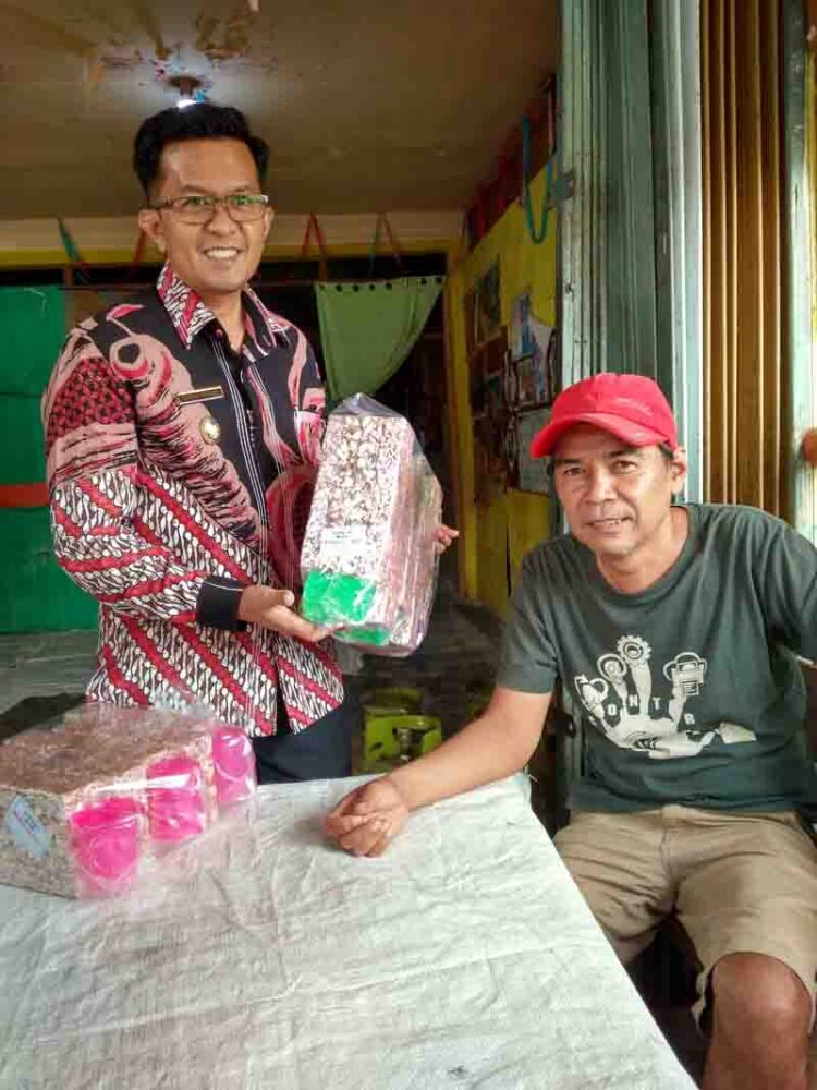 PRODUKSI UKM— Wawako Erwin Yunaz didampingi pemilik UKM Kipang Weli Hendra, memperlihatkan hasil produksi kipang siap dijual di pasaran.