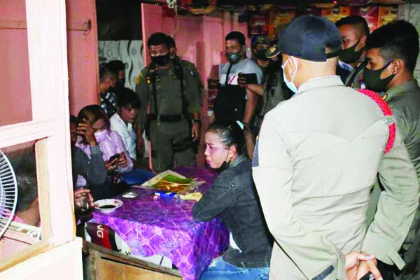 Empat Wanita Pemandu Karaoke Digiring Pol PP Padang 1 LC— Petugas Pol PP Padang mengamankan empat pemandu karaoke di kawasan Bypass Taruko, Kuranji, Padang, Rabu (28/4).