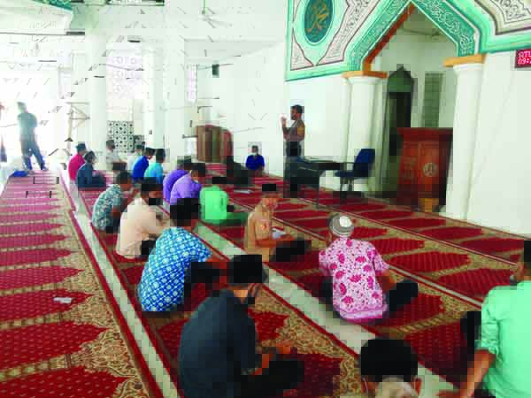 TERAPKAN PROKES— Hingga pertengahan Ramadhan ini, pelaksanaan pesantren masih aman. Peserta tetap menerapkan prokes untuk mencegah klaster baru Corona.