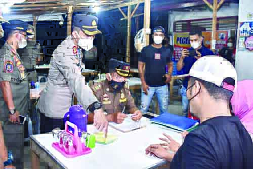 Pemkab Imbau Warga Jangan Abaikan Prokes 1 IMBAUAN— Pemkab Agam melalui Operasi Yustisi yang melibatkan Satpol PP dan Polri mengimbau masyarakat jangan mengabaikan protokol kesehatan (prokes).