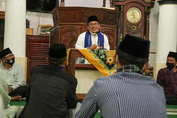 Kasus Covid-19 Meningkat, Bupati Ajak Warga Patuhi Prokes 1 SAMBUTAN—Bupati Eka Putra saat Safari Ramadhan di Masjid Tawakal Nagari Padang Magek, Selasa (28/4) malam yang didampingi Kabag Humas dan Protokol Yusrizal dan Camat Rambatan Liza Martini.