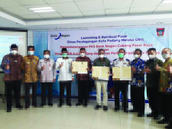 KERJA SAMA— Bank Nagari melaunching e-Retribusi pasar melalui Dinas Perdagangan Kota Padang melalui aplikasi QRIS serta penandatanganan perjanjian kerjasama (PKS) Bank Nagari cabang Pasar Raya dengan Dinas PUPR, Kamis (29/4).