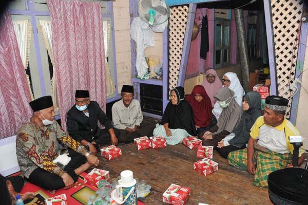 SINGGAH—Rombongan Tim Singgah Sahur Gubernur Sumbar, Mahyeldi Ansharullah menyambangi rumah Asma dan keluarga di Jorong Ambacang, Nagari Magek, Kecamatan Kamang Magek, Kabupaten Agam, Kamis (29/4)