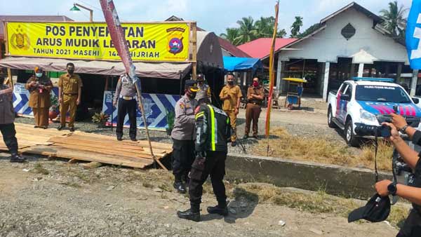 CEK POS MUDIK— Karo Ops Polda Sumbar bersama Dirlantas Polda Sumbar melakukan pengecekan Pos Penyekatan Mudik 2021 di wilayah Kecamatan Silaut, Kabupaten Pessel.