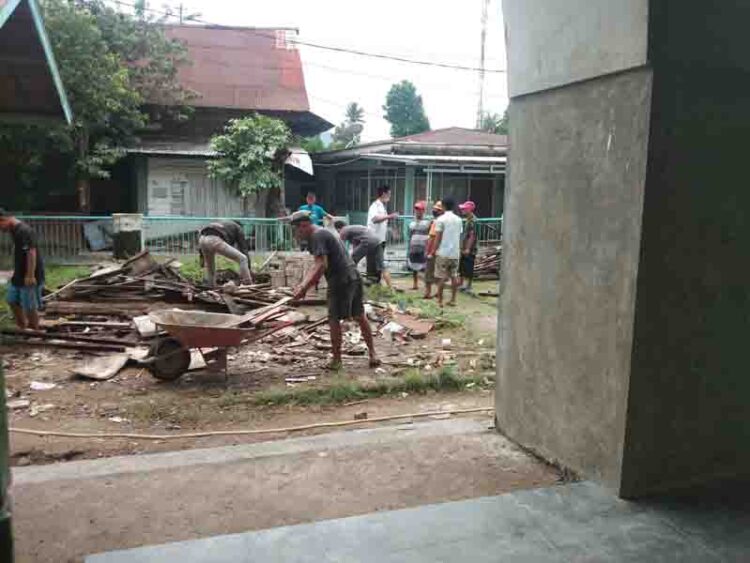 BERSIHKAN MASJID— Pengurus, jamaah, remaja dan panitia Pesantren Ramadhan Masjid Al-Fath Goba, Seberang Padang, melakukan gotong royong memberishkan lingkungan masjid, Minggu (4/4).