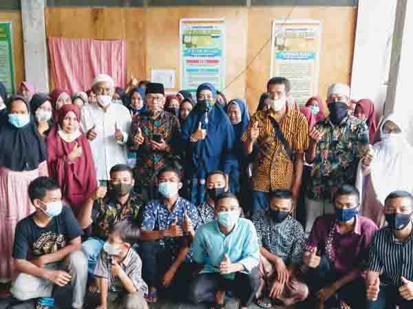 FOTO BERSAMA—Pengurus Panti Rahmatan Lil Alamin, Atom Shoping Center, donatur Fitri dan dewan peyantun foto bersama dengan anak panti usai kegiatan.