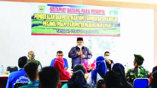 Bupati Padangpariaman Suhatri Bur didampingi Direktur PDAM Aminuddin memberikan arahan pada pelatihan SDM karyawan.