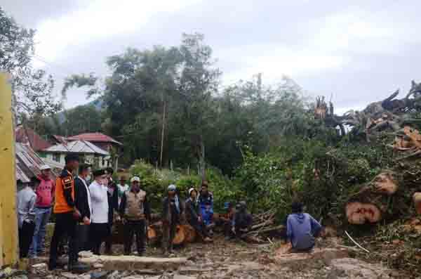 POHON TUMBANG TIMPA RUMAH—Wabup Tanahdatar melihat langsung kondisi rumah warga yang dihantam pohon tumbang.