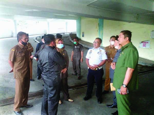 SIDAK— Anggota DPRD Kota Bukittinggi turun ke lapangan melakukan sidak soal layanan kartu Brizzi di lokasi parkir Pasa Ateh.