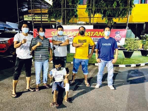 COPET DITEMBAK— Wahyu Roni Saputra alias Baron (35) yang merupakan spesialis copet dalam angkot ditembak Tim Klewang Polresta Padang.