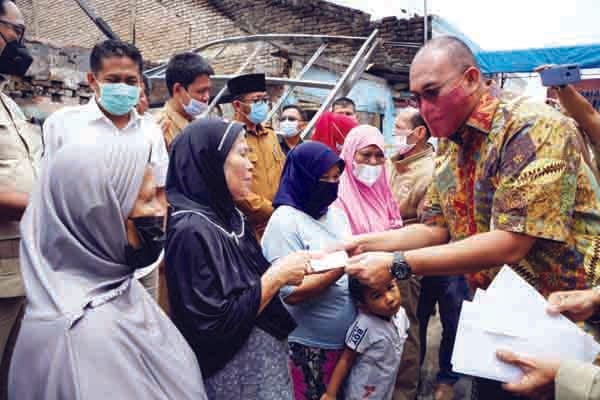 BANTU KORBAN KEBAKARAN— Anggota DPR RI Andre Rosiade membantu korban kebakaran di Jati Baru, Kecamatan Padang Timur, Senin (5/4).