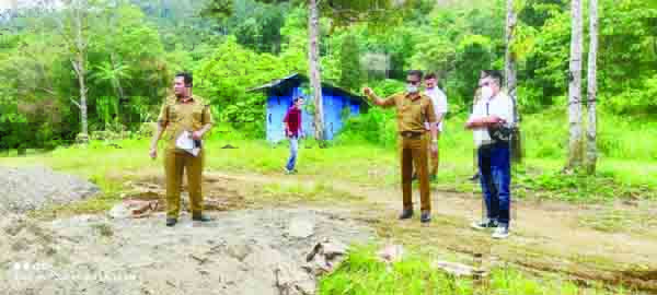SURVEI TOWER— Kadis Kominfo Kota Padang Rudy Rinaldy melakukan survei rencana pendirian tower telekomunikasi setinggi 60 meter di kawasan Aia Dingin yang dibangun salah satu provider.