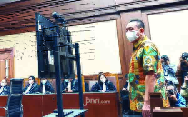 BACAKAN PUTUSAN— Majelis Hakim Pengadilan Negeri Tindak Pidana Korupsi (Tipikor) membacakan amar putusan untuk terdakwa Djoko Tjandra di Pengadilan Tipikor Jakarta, Senin (5/4).