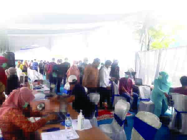 TINJAU VAKSINASI LANSIA— Wamen Kesehatan RI dr. Dante Saksono Harbuwono, Sp.PD-KEMD, Ph.D mengunjungi RSUP M Djamil Padang, Selasa (6/4) dan menyaksikan langsung vaksinasi untuk lansia.