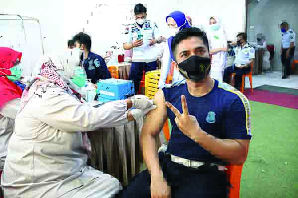 SUNTIK VAKSIN— Petugas Dinkes melakukan suntik vaksin terhadap petugas Lapas dan Bapas, Selasa (6/4).