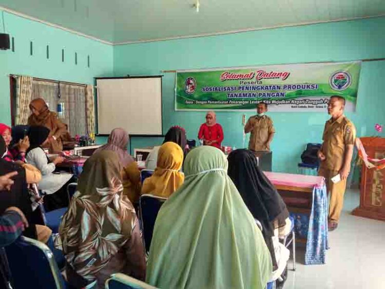 IKUTI PELATIHAN—Anggota KWT Hijau Daun serius mengikuti pelatihan, disaksikan Wali Nagari Bukik Limbuku, Dodi.