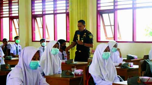 PENCERAHAN— Kejaksaan dari Kejari Agam memberikan pencerahan soal hukum kepada siswa sekolah dan guru. Hal ini membuktikan Program Jaksa Masuk Sekolah (JMS) dan Jaksa Sahabat Guru (JSG) telah terlaksana di Agam.