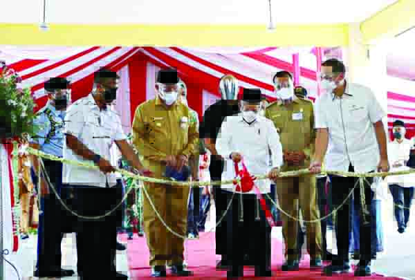 Wapres Resmikan Pasar Rakyat Pariaman 1 Wapres RI Ma’ruf Amin didampingi rombongannya dan Wali Kota Genius Umar menggunting pita tanda diresmikan Pasar Rakyat.