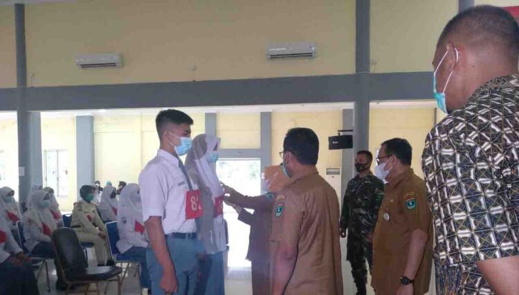 Dispora Sumbar Seleksi Calon Paskibraka 2021 1 PASANGKAN ID— Plt Kabid Pengembangan Pemuda Dispora Sumbar Dewita Murni memasangkan ID Card peserta calon seleksi Paskibraka tingkat provinsi dan nasional 2021.