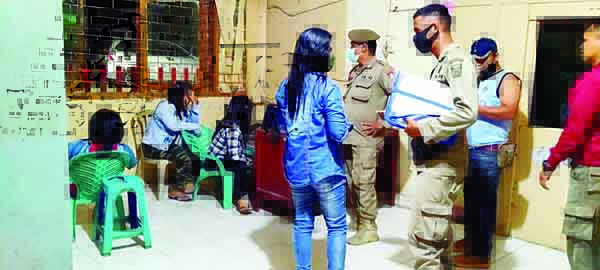 Pol PP Amankan 6 Wanita Pemandu Karaoke 1 DIAMANKAN-Petugas Satpol PP Kota Padang mengamankan 6 wanita pemandu karaoke dan pemilik ke Mako Satpol PP di Jalan Tanmalaka untuk didata dan membuat surat pernyataan, Rabu (7/4) dinihari WIB.