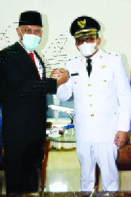 Gubernur Sumbar Mahyeldi 
salam komando dengan 
Wali Kota Padang Hendri Septa.