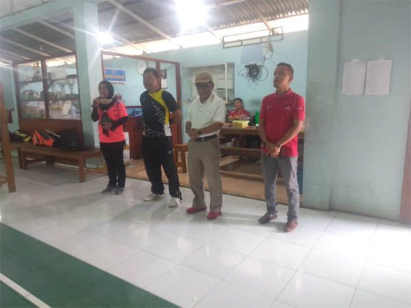 BUKA TURNAMEN— Ketua PBSI Agam Hendri Rusdian membuka Open Turnament Lubas Cup di Hall Naini Ampu Nagari Lubuk Basung.