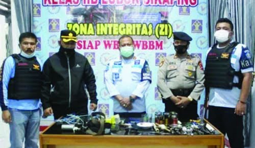 BARANG TEMUAN—Kepala Rutan Lubuk Sikaping Novrizal bersama anggota Polres Pasaman saat memperlihatkan barang bukti benda terlarang hasil sitaan dari warga binaan.