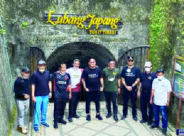 MASUK LUBANG JEPANG— Sekjen Gerindra Ahmad Muzani, Ketua Gerindra Sumbar Andre Rosiade, Wako Bukittinggi Erman Safar dan lainnya berfoto jelang memasuki Lubang Jepang, Kamis (8/4).