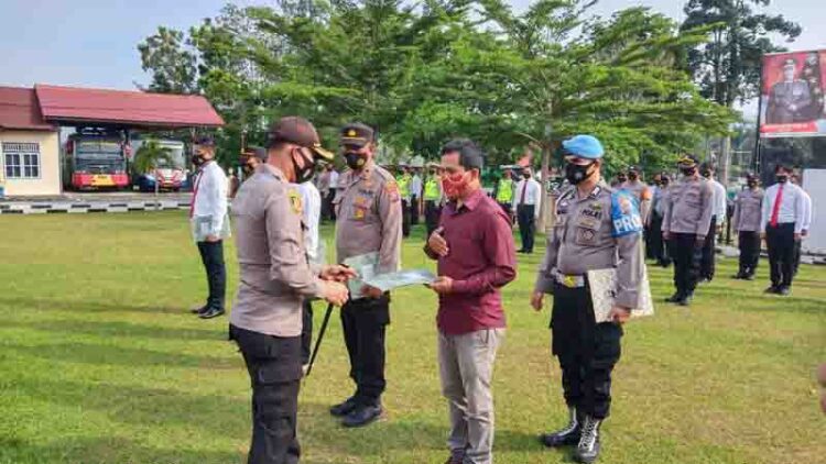 PENGHARGAAN—Kapolres AKBP Andry Kurniawan memberikan penghargaan kepada sejumlah personel yang berprestasi serta kepada masyarakat yang telah membantu polisi saat proses penangkapan pelaku curat dan narkoba.