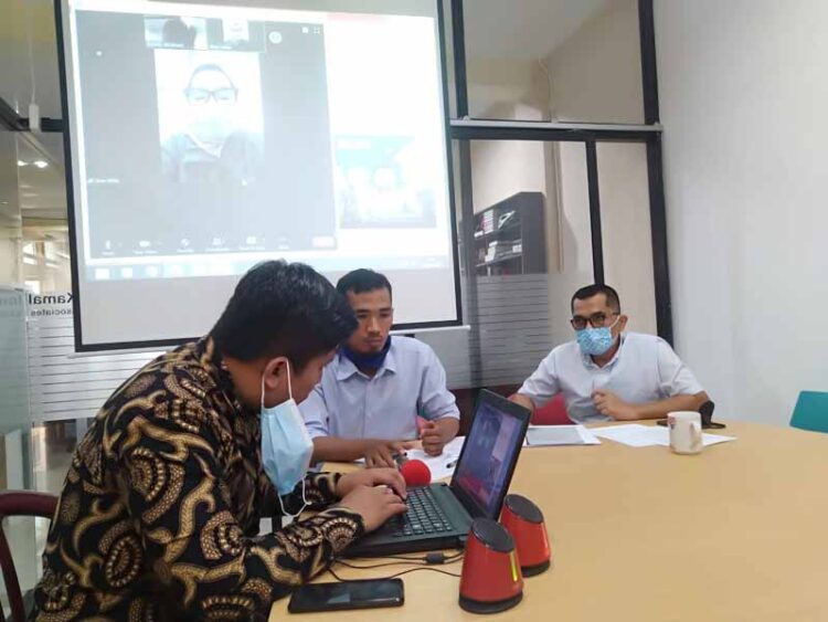 Keluarga Terduga Teroris Surati Komnas HAM 1 WAWANCARA VIRTUAL— Dewi Zilda, kakak kandung terduga teroris berinisial MRZ yang ditangkap Densus 88 melalui sambungan wawancara virtual yang difasilitasi oleh kuasa hukumnya, Miko Kamal Associates ingin mengetahui kondisi adiknya.