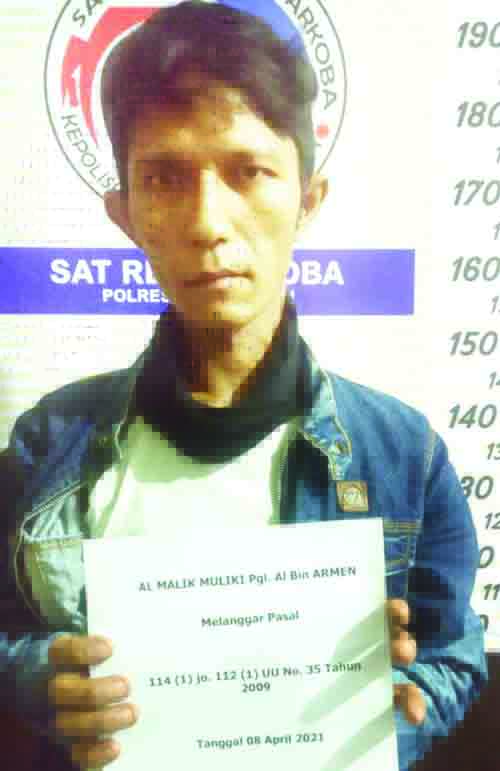 PENGEDAR SABU— Almalik Mulki (32) ditangkap jajaran Satresnarkoba 
Polres Payakumbuh dengan barang bukti dua paket sabu.